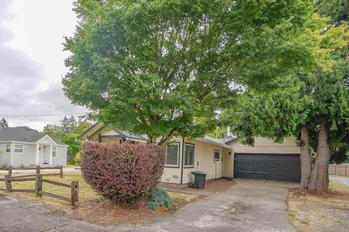 944 Dale St - Photo 4 of 32