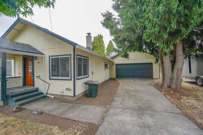 944 Dale St - Photo 6 of 32