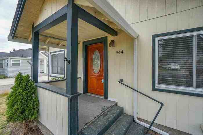 944 Dale St - Photo 7 of 32