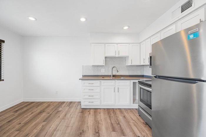 3135 E Fairmount Ave #3135 - Photo 6 of 19