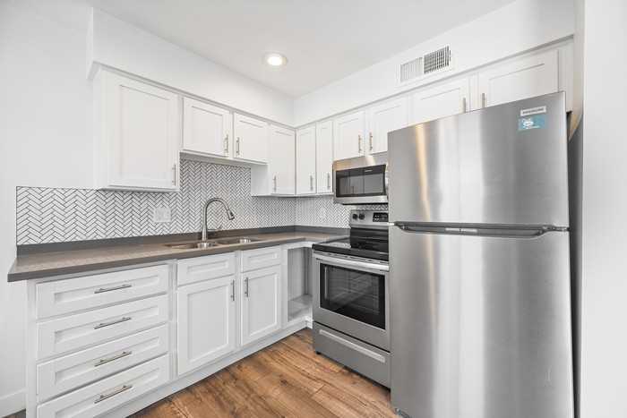 3135 E Fairmount Ave #3135 - Photo 7 of 19