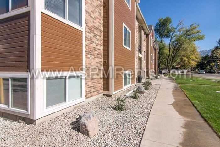 297 E Hill Ave #16 - Photo 3 of 20