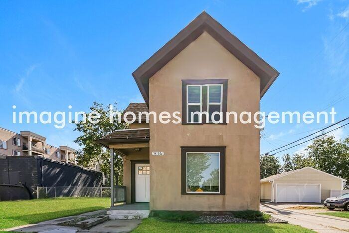 916 20th Ave Ne - Photo 3 of 21
