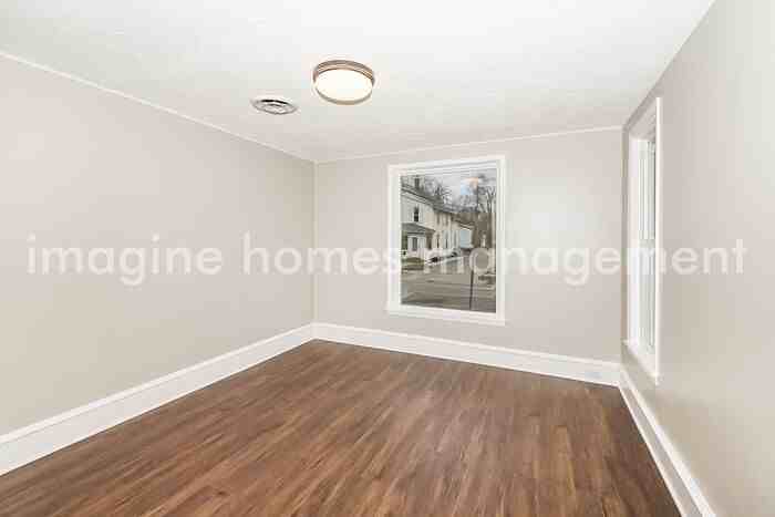 916 20th Ave Ne - Photo 5 of 21