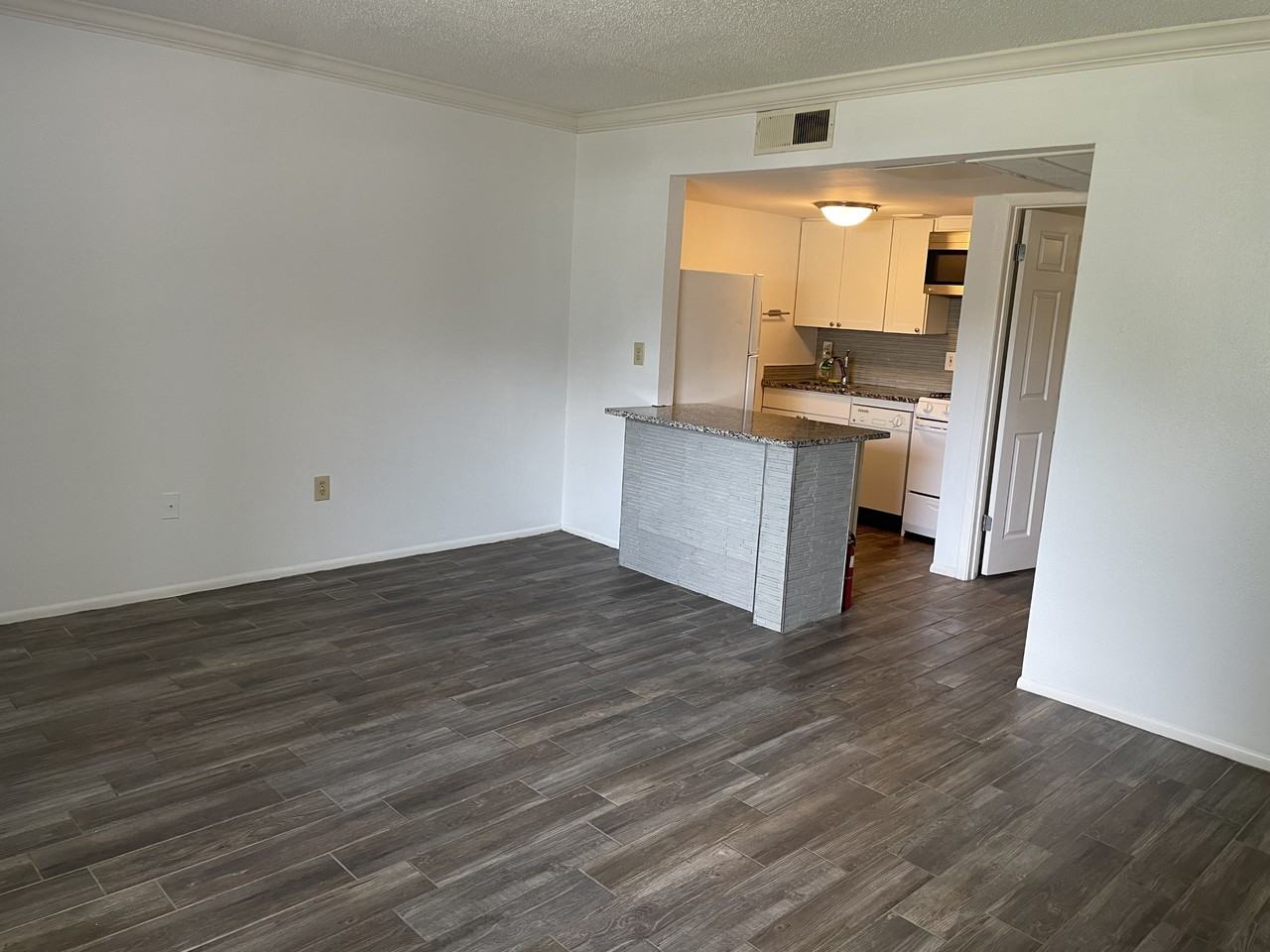 145 Oyster Bay Cir #150 - Photo 4 of 10