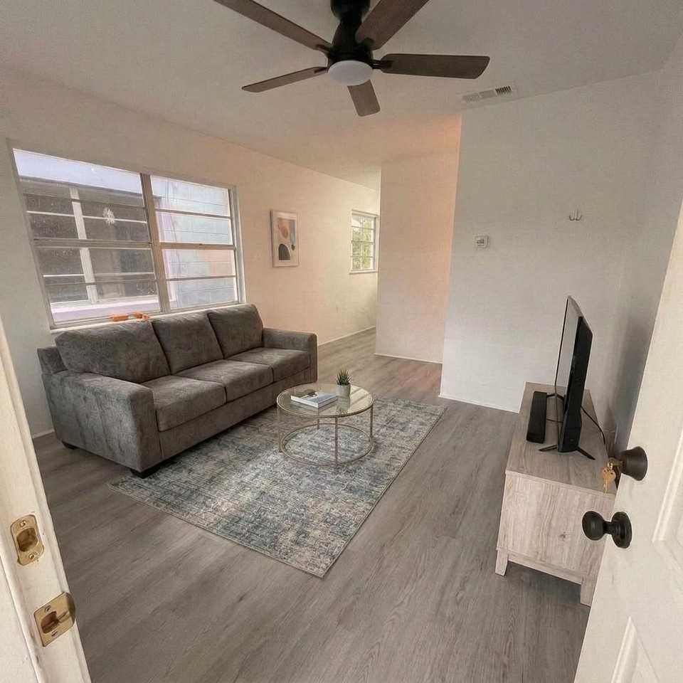2407 6th St NE - Photo 4 of 7