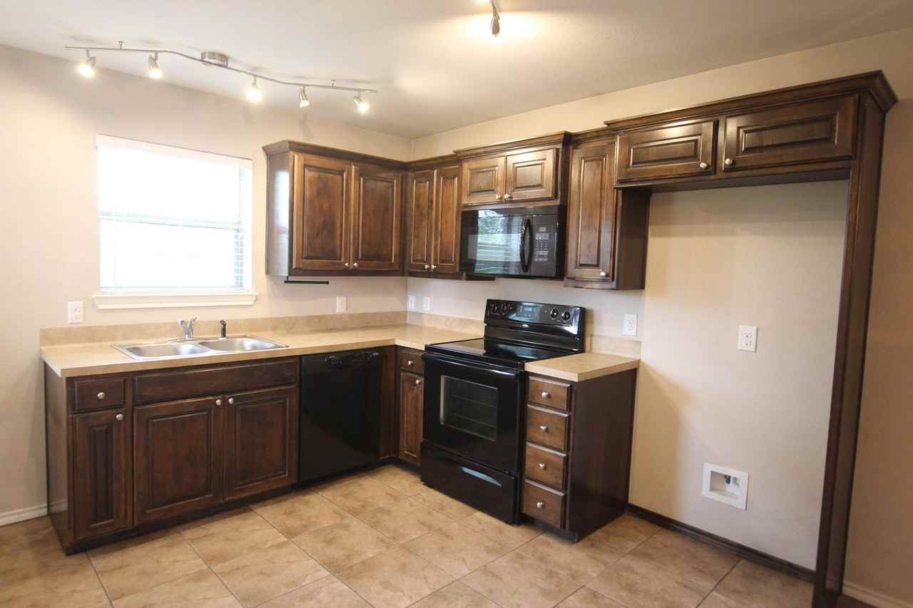 18049 Loring Ln - Photo 7 of 20