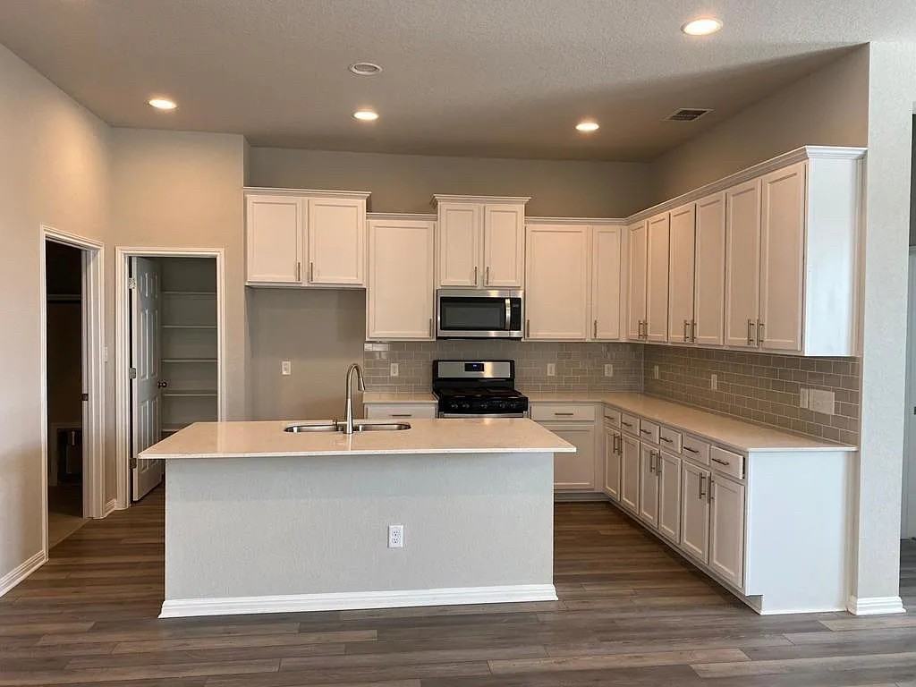 3201 College Park Dr - Photo 2 of 16