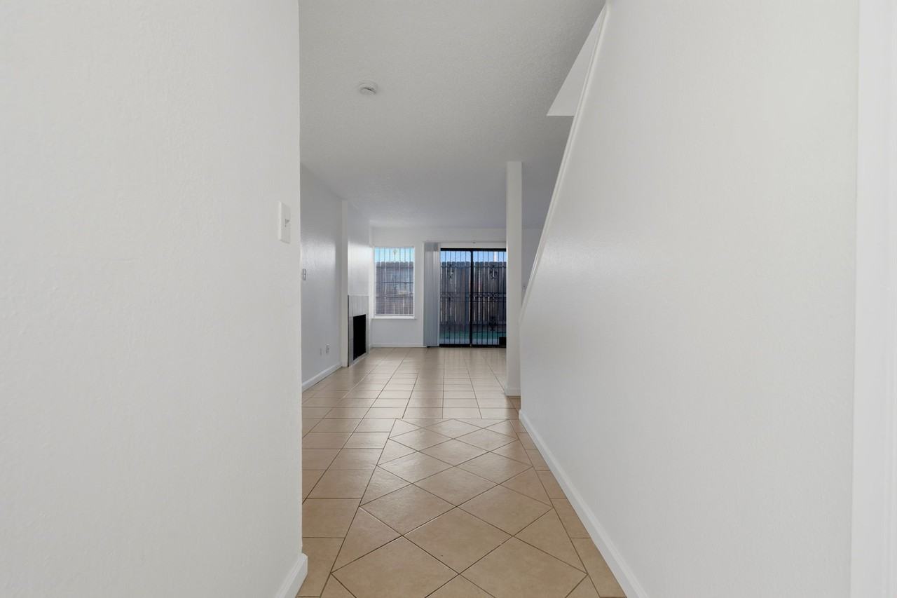 1221 N Peach Ave #1 - Photo 5 of 17