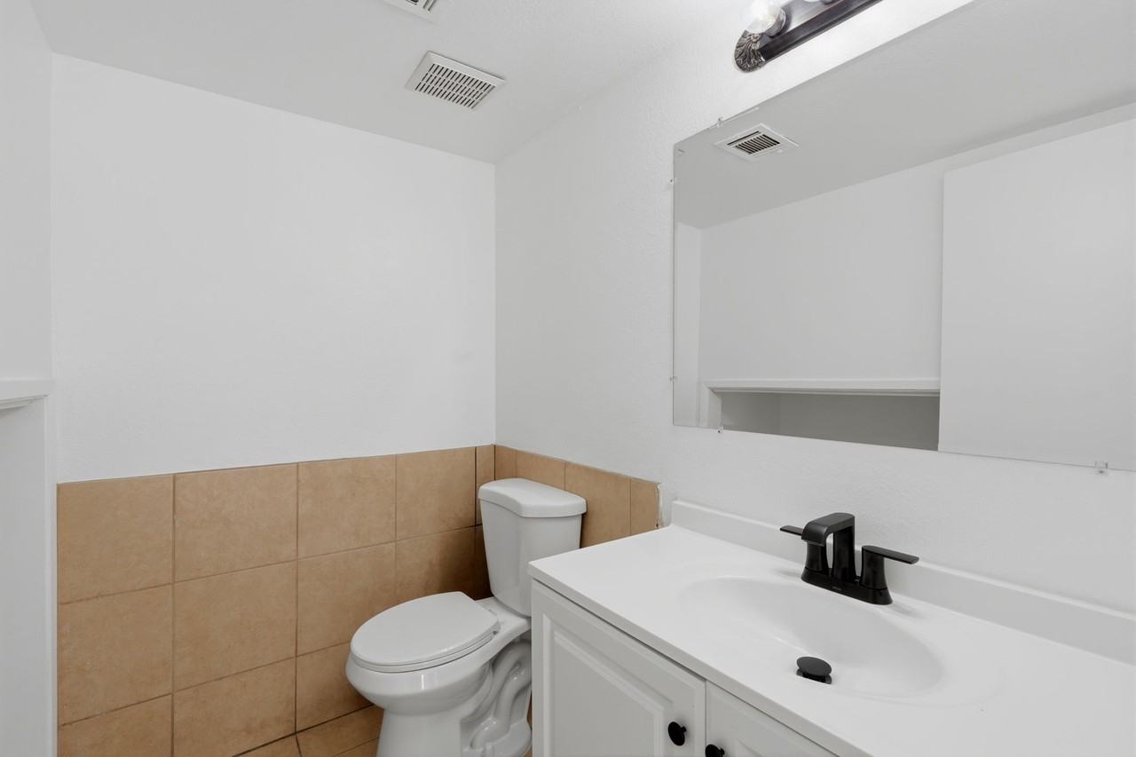 1221 N Peach Ave #1 - Photo 6 of 17