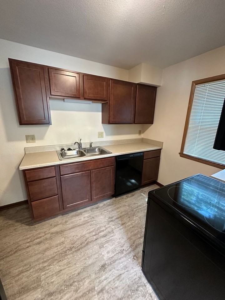 1011 Kellogg Ave - Photo 2 of 15