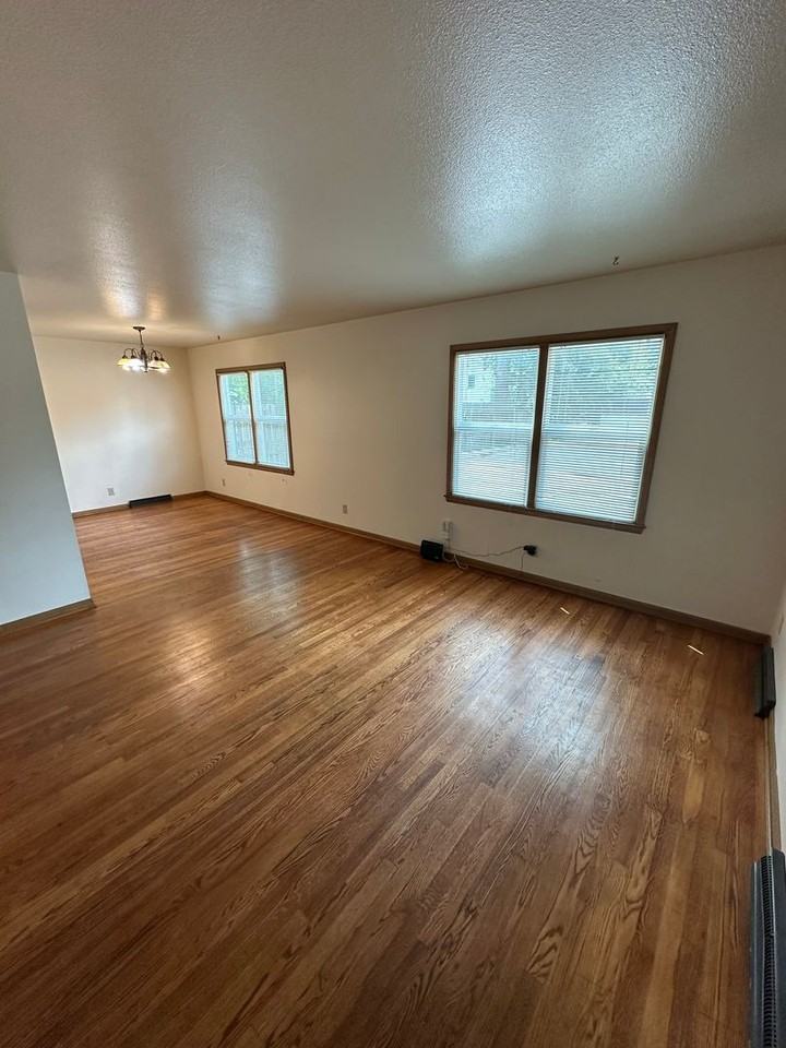 1011 Kellogg Ave - Photo 6 of 15