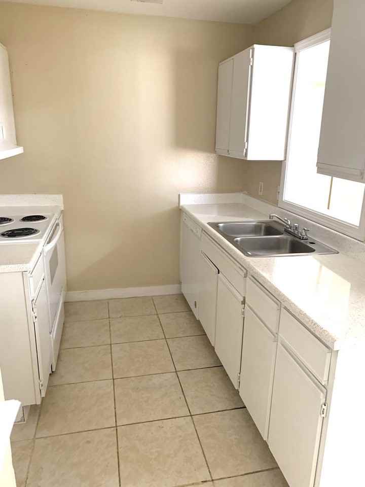 211 Hunters Ln - Photo 3 of 8