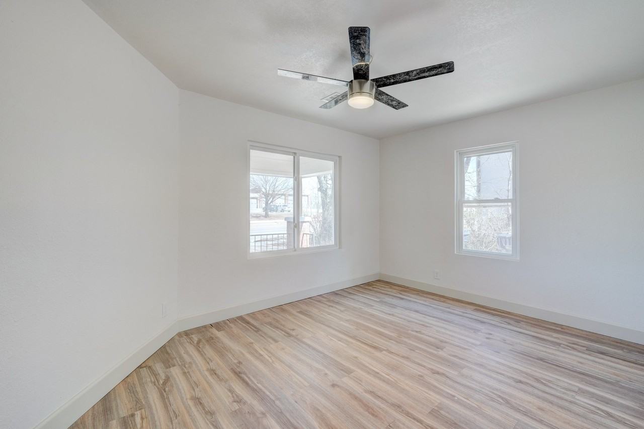 1216 Ne 8th St #1 - Photo 4 of 9