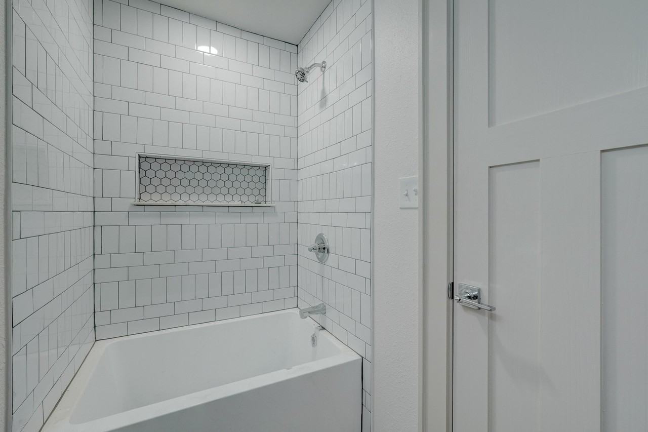 1216 Ne 8th St #1 - Photo 6 of 9