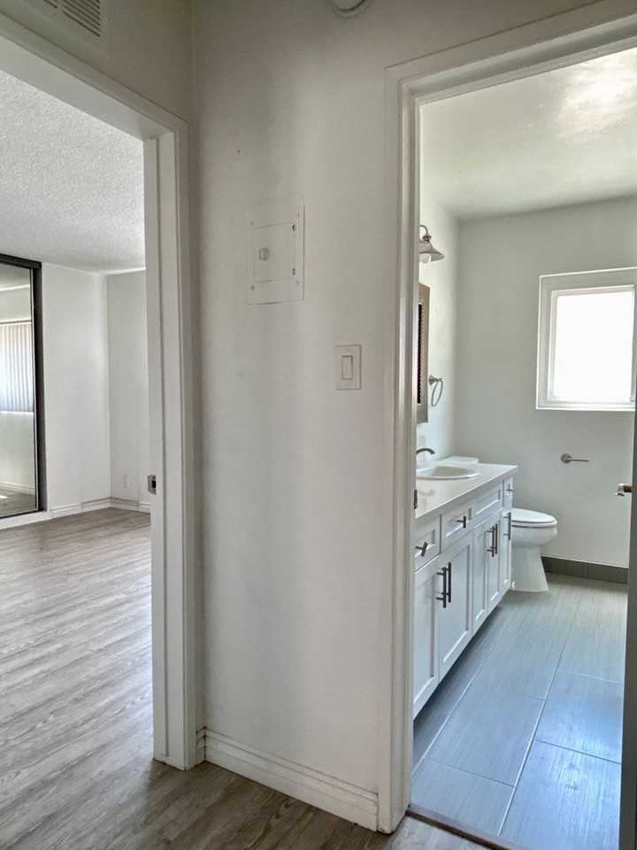 928 South Sherbourne Drive - Photo 3 of 33