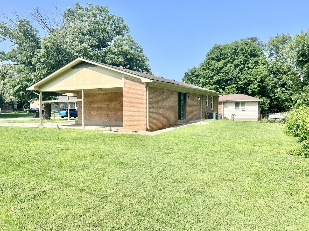 305 Hillcrest Dr #1 - Photo 5 of 13