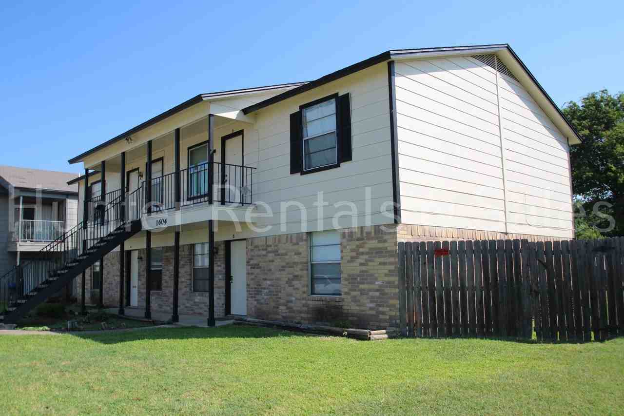 1604 Cedarhill Dr Apt A - Photo 2 of 14
