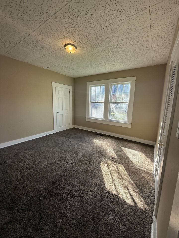 413 44th St #1 - Photo 6 of 9