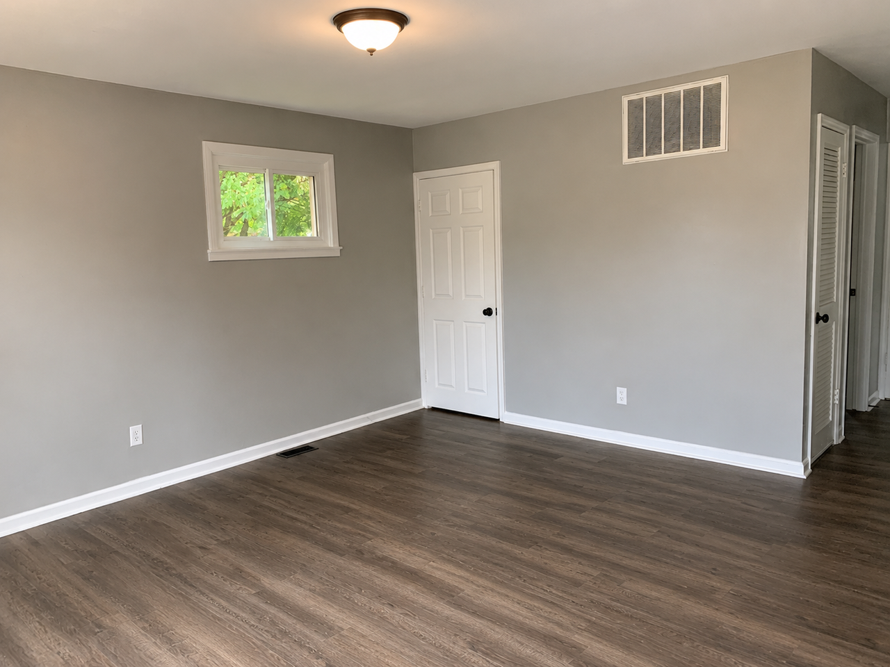 1724 Eastbrook Dr S - Photo 3 of 9