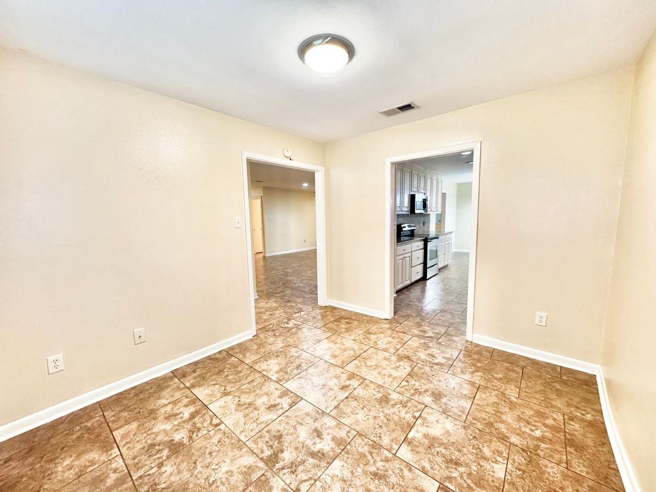 1323 Tamari Dr - Photo 4 of 19