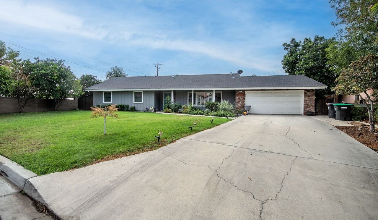 25597 Lomas Verdes St - Photo 2 of 20