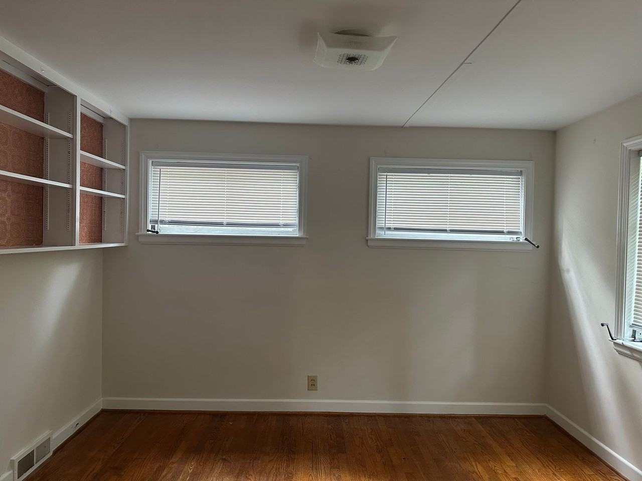 1115 Woodburn Rd - Photo 6 of 20