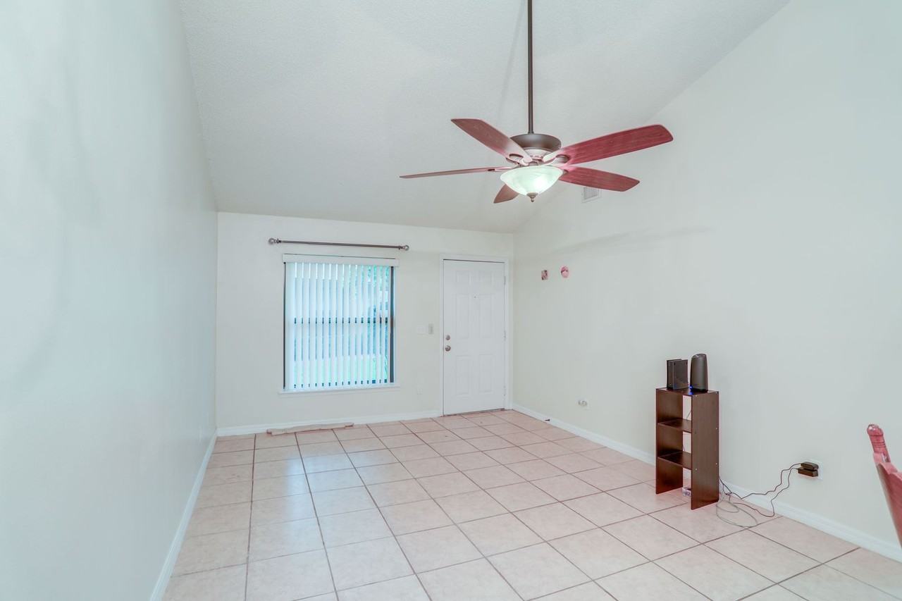 407 Douglas Way - Photo 5 of 17