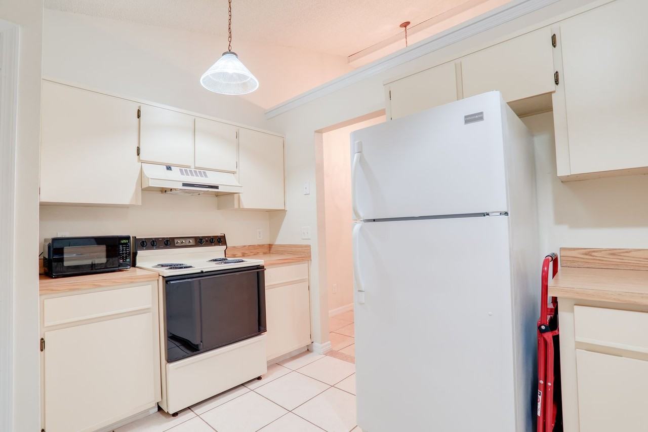 407 Douglas Way - Photo 7 of 17