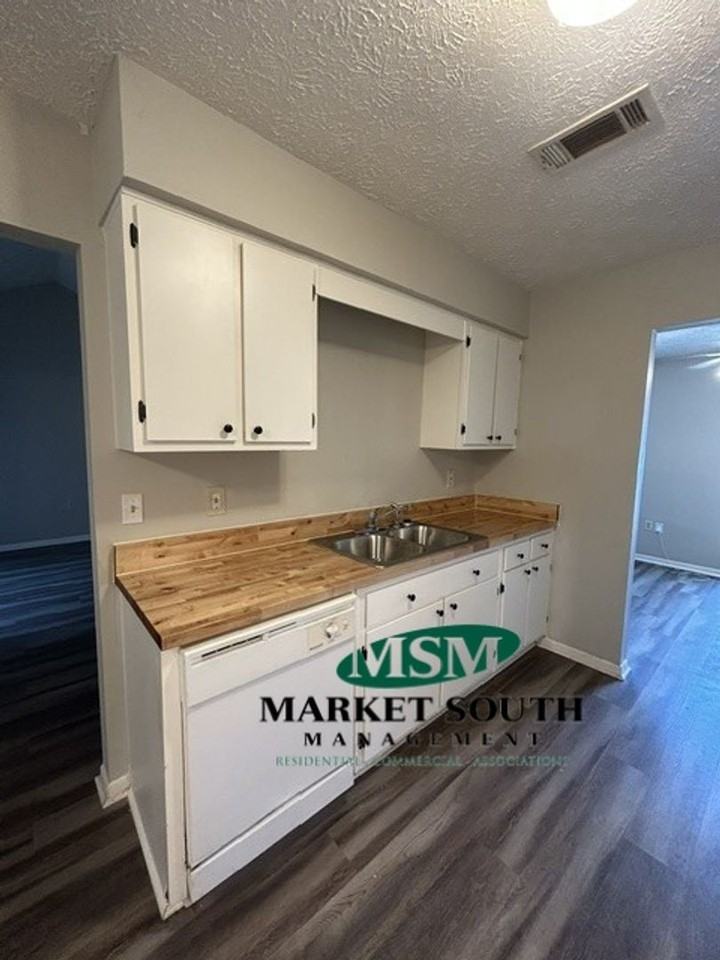 18 Friar Tuck Dr - Photo 6 of 14