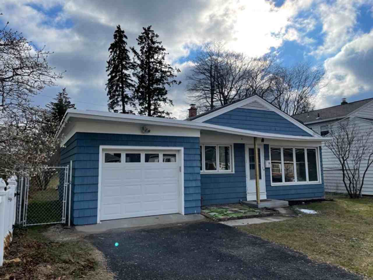 75 Eileen St - Photo 2 of 17