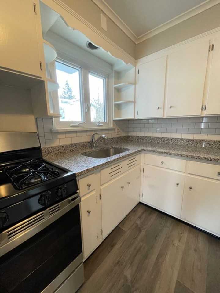 75 Eileen St - Photo 5 of 17