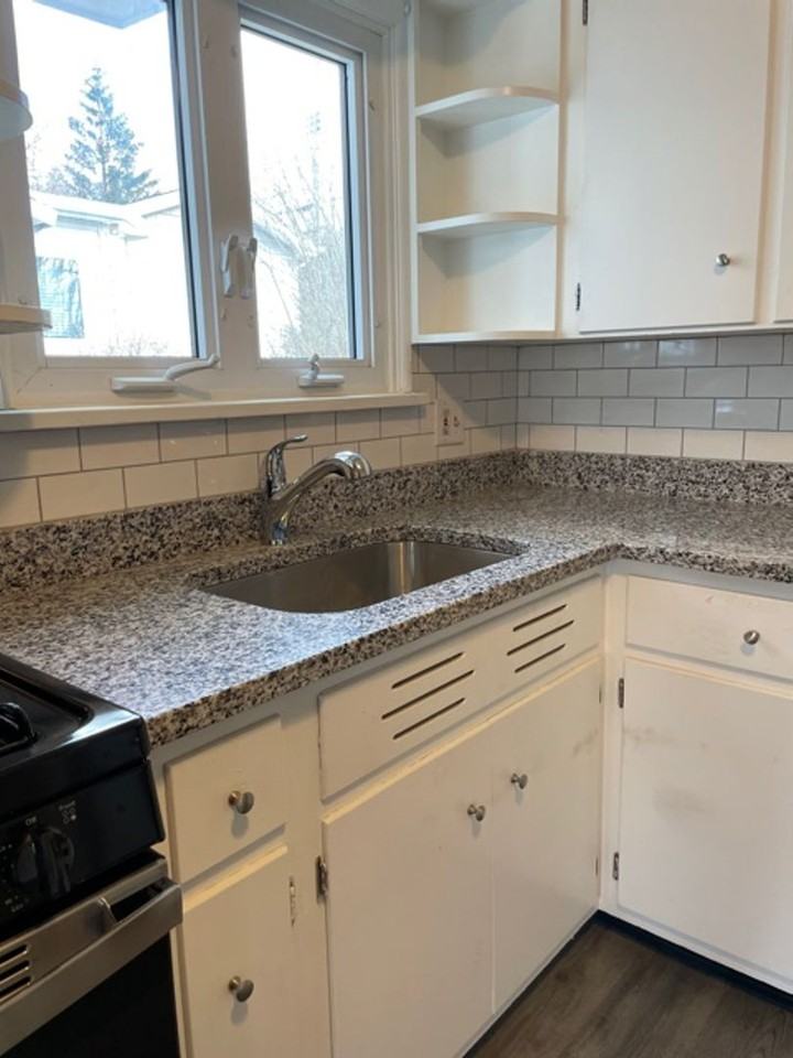 75 Eileen St - Photo 6 of 17