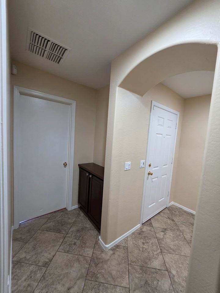 7805 S 48th Ln - Photo 5 of 37