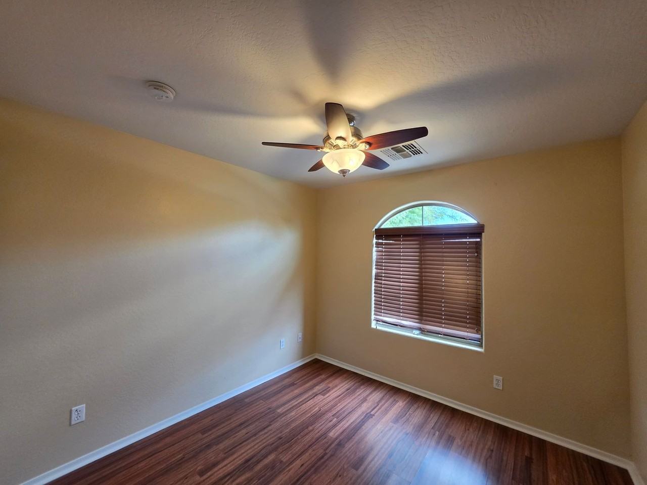 7805 S 48th Ln - Photo 6 of 37