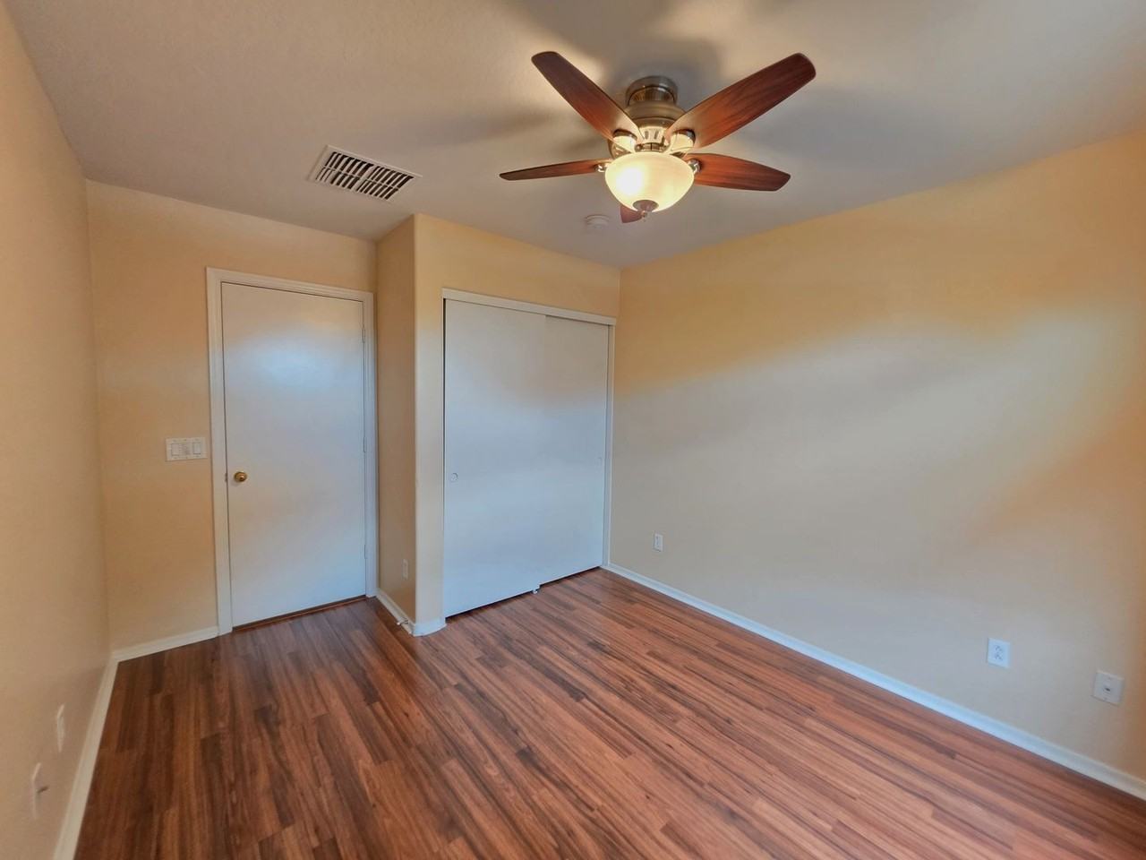 7805 S 48th Ln - Photo 7 of 37