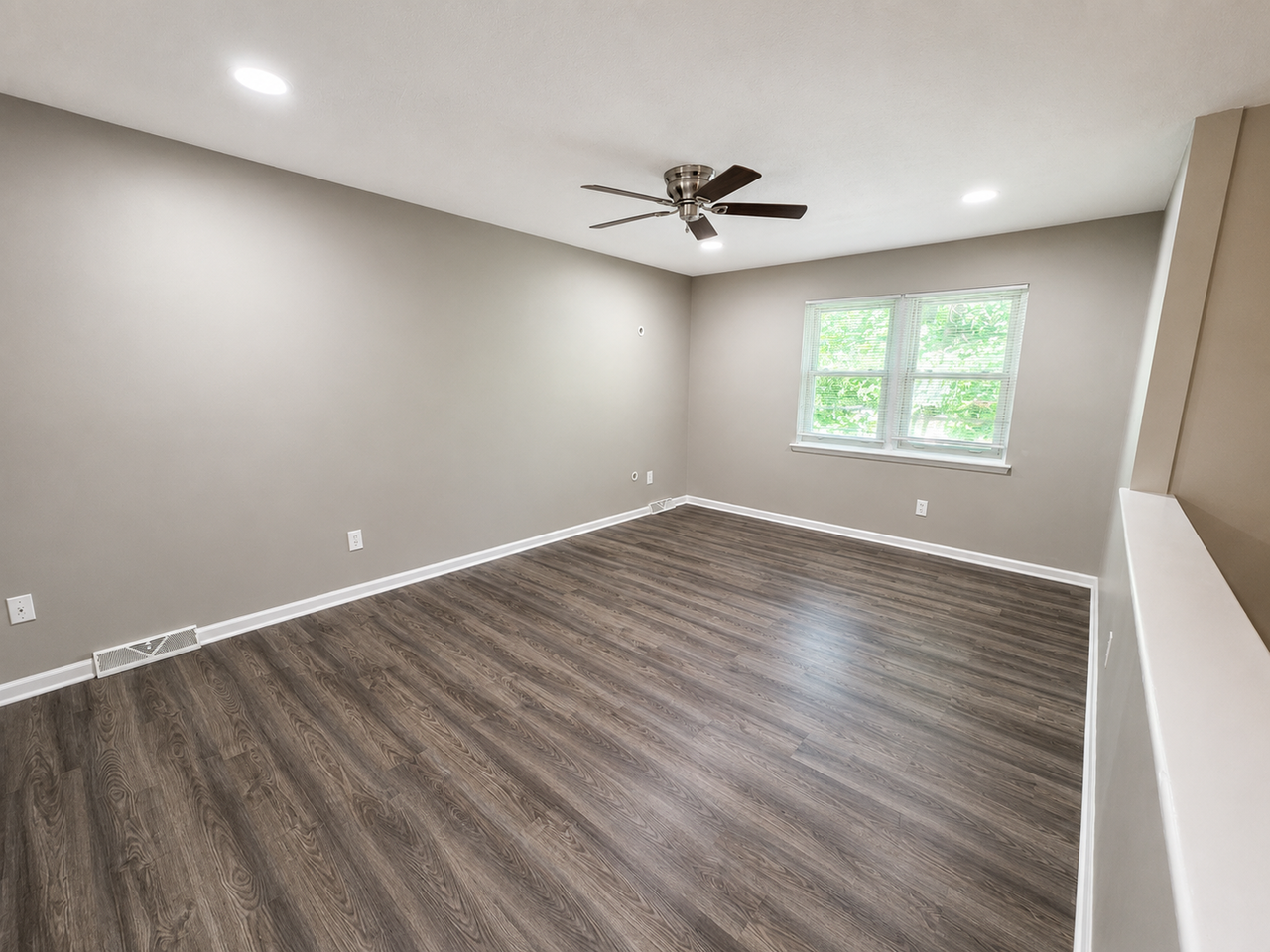 339 N Kendall Dr - Photo 3 of 18