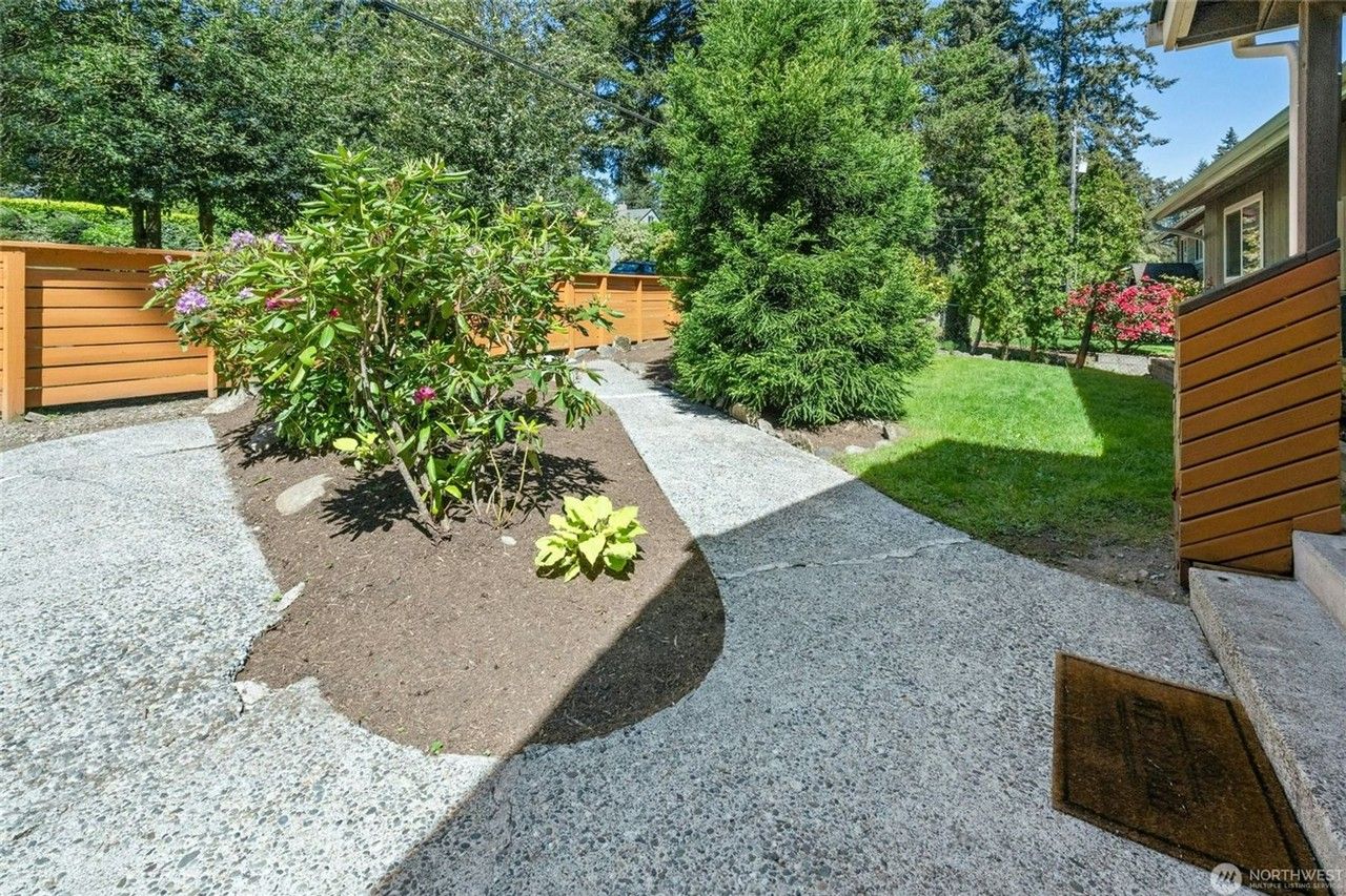 19016 Firlands Way N - Photo 3 of 46