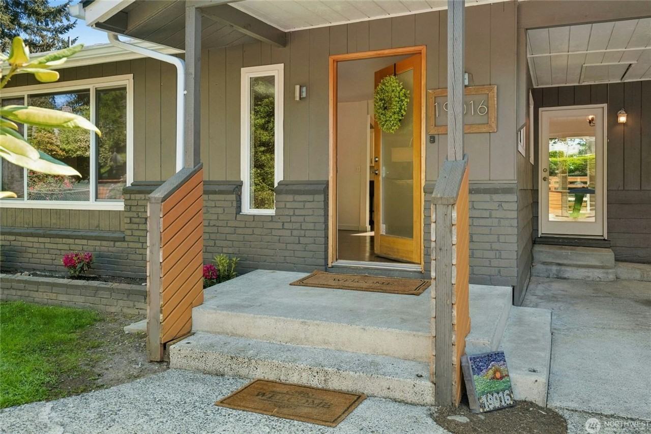 19016 Firlands Way N - Photo 5 of 46
