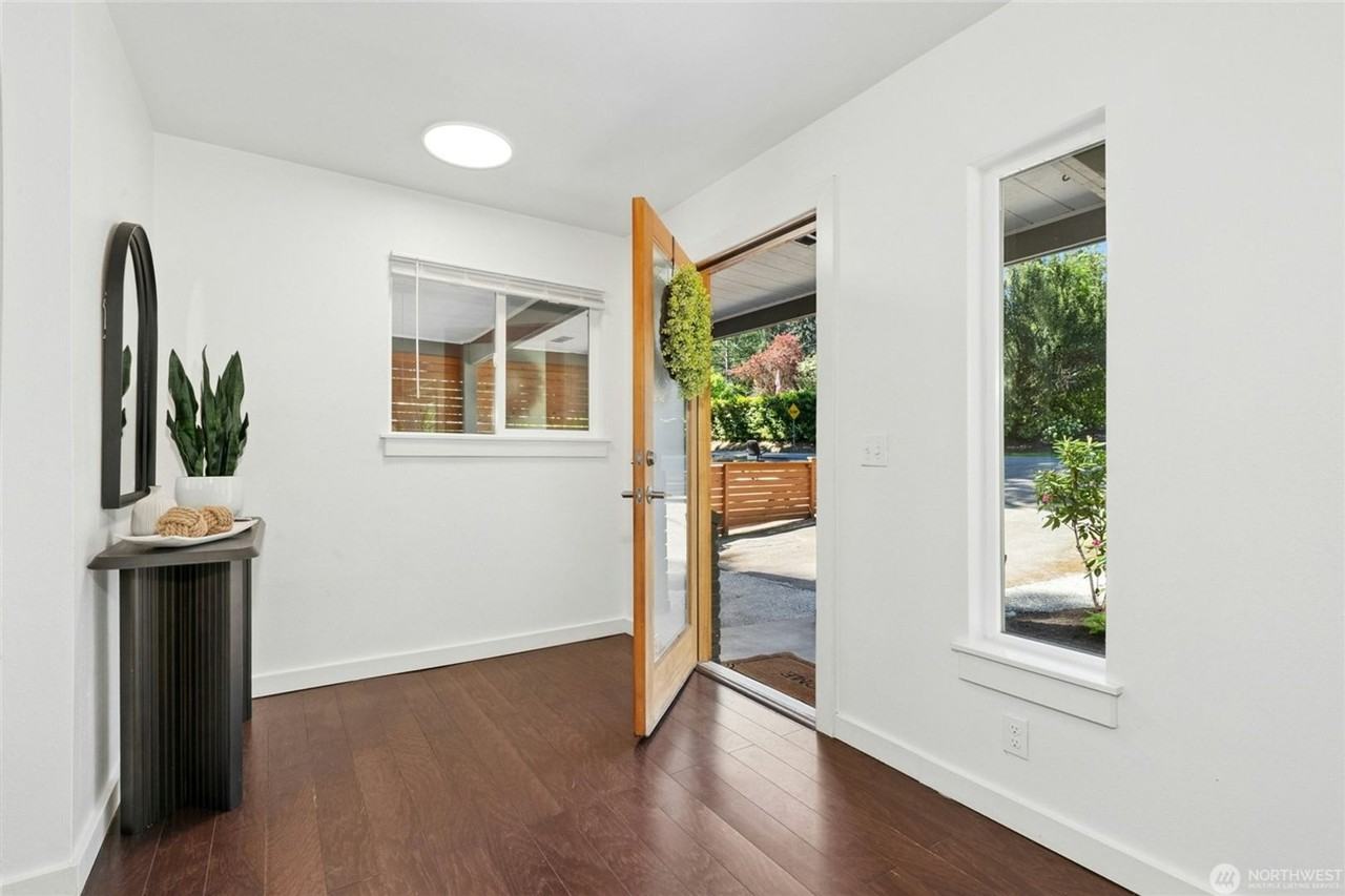 19016 Firlands Way N - Photo 7 of 46