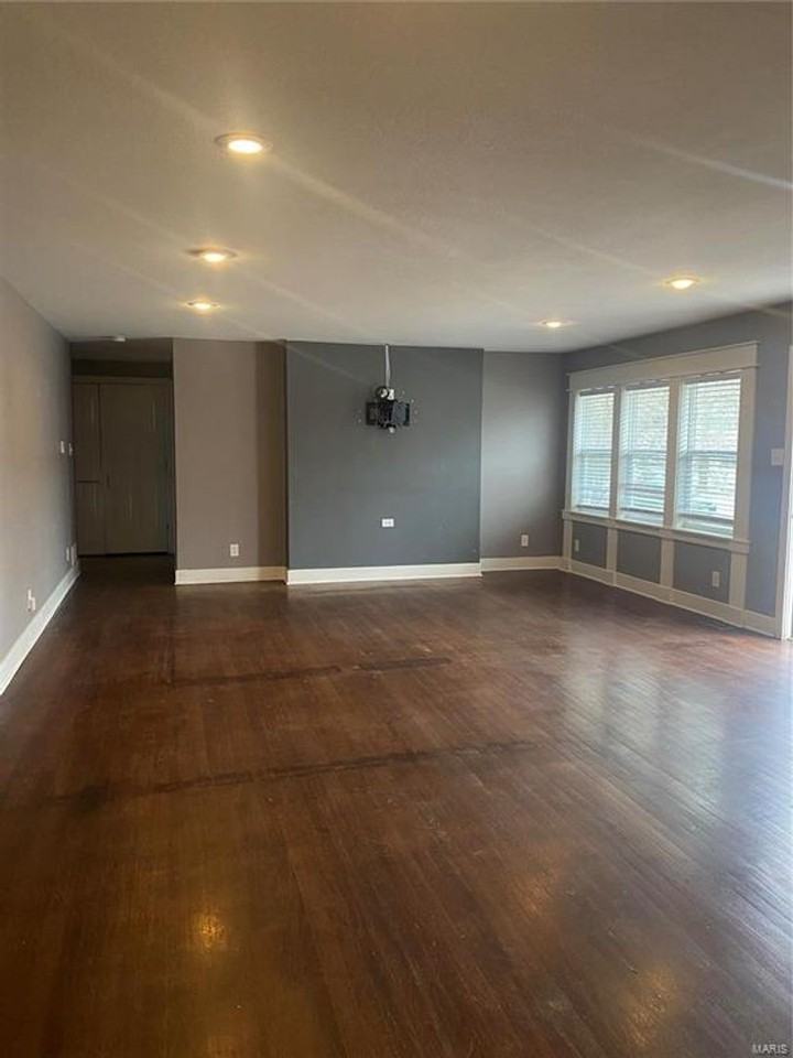 903 E 7th St - Photo 3 of 16