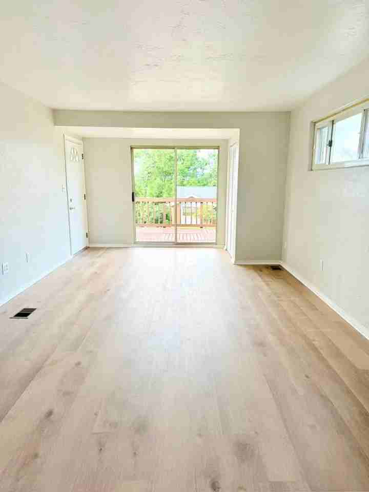 129 Windsor Dr - Photo 2 of 15
