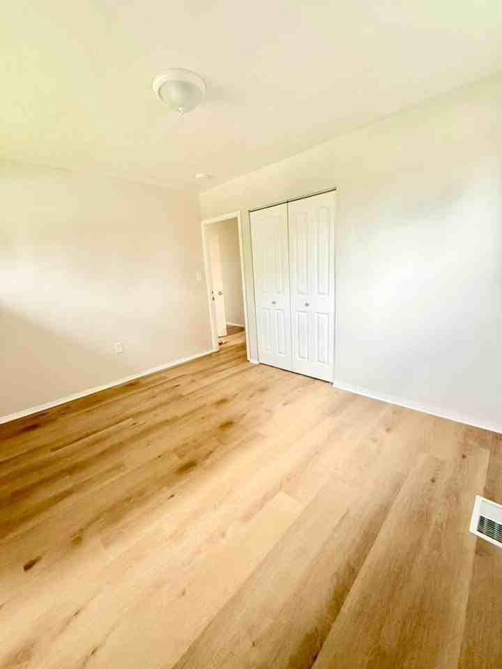 129 Windsor Dr - Photo 7 of 15