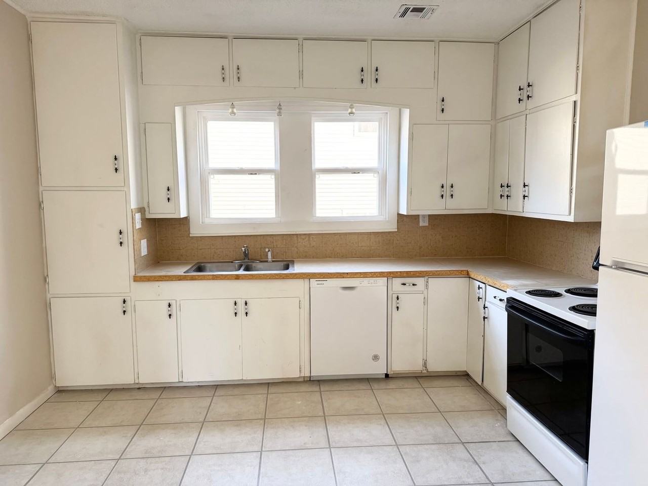 222 N Lee St - Photo 2 of 15