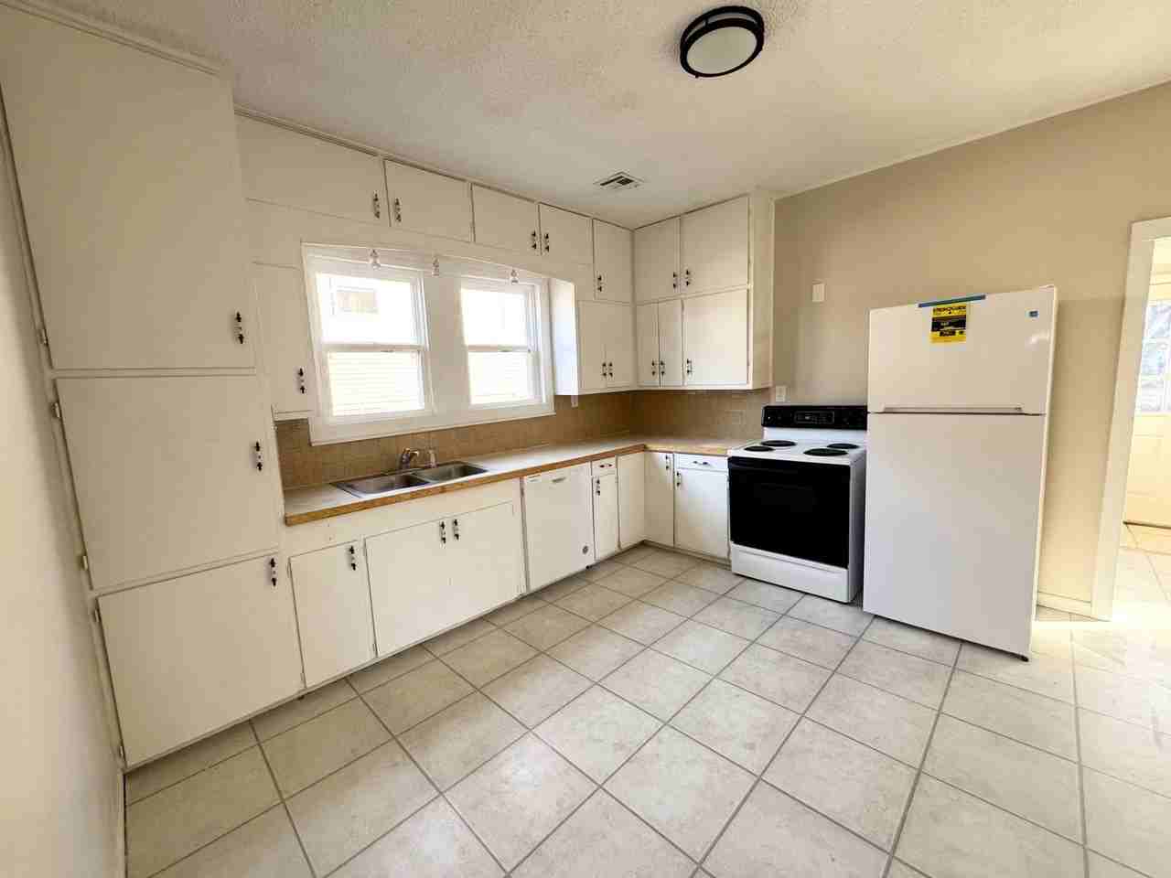 222 N Lee St - Photo 3 of 15