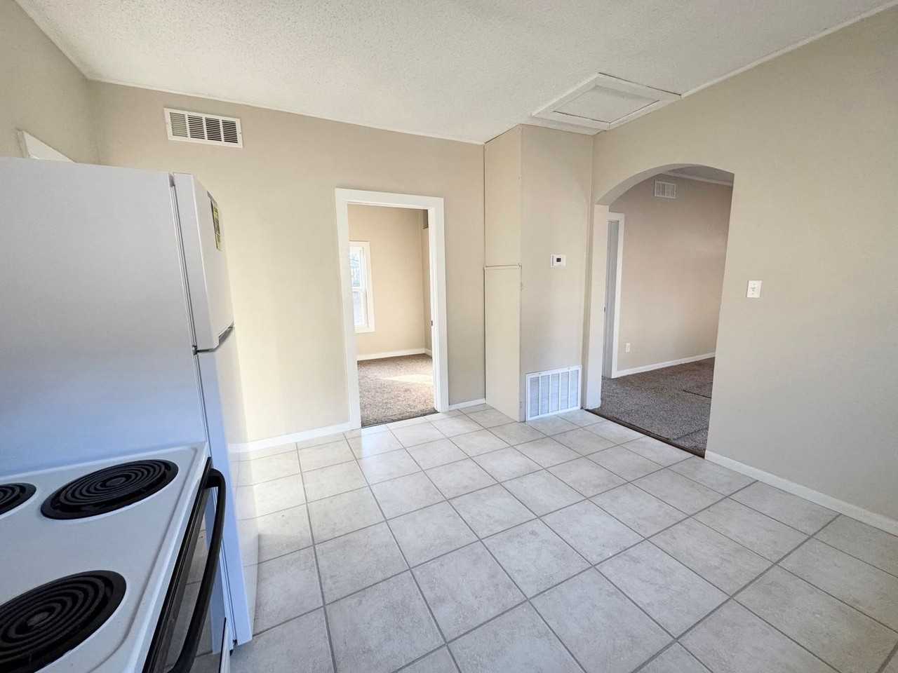 222 N Lee St - Photo 4 of 15