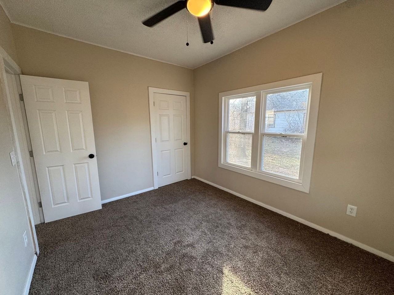222 N Lee St - Photo 6 of 15