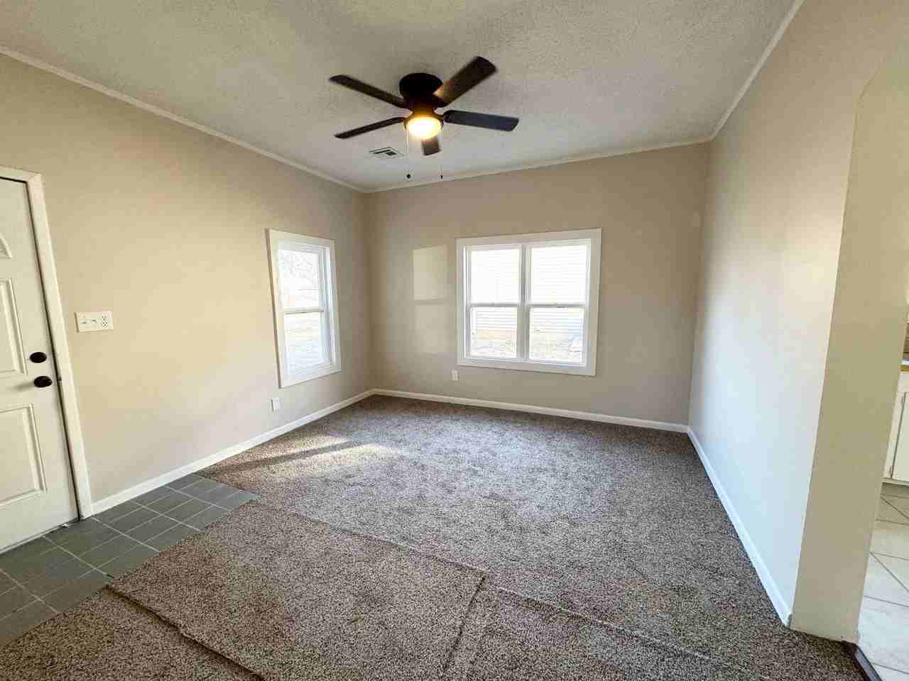 222 N Lee St - Photo 7 of 15