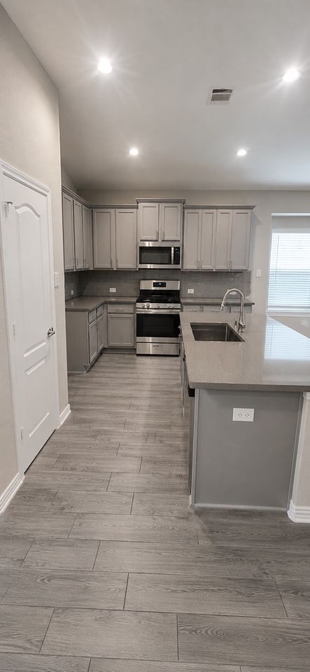14143 Medina Dr - Photo 4 of 15