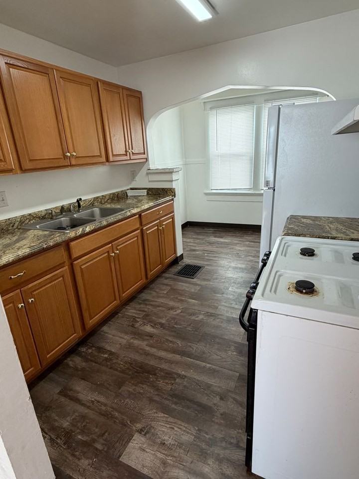 228 Fernwood Ave - Photo 6 of 16